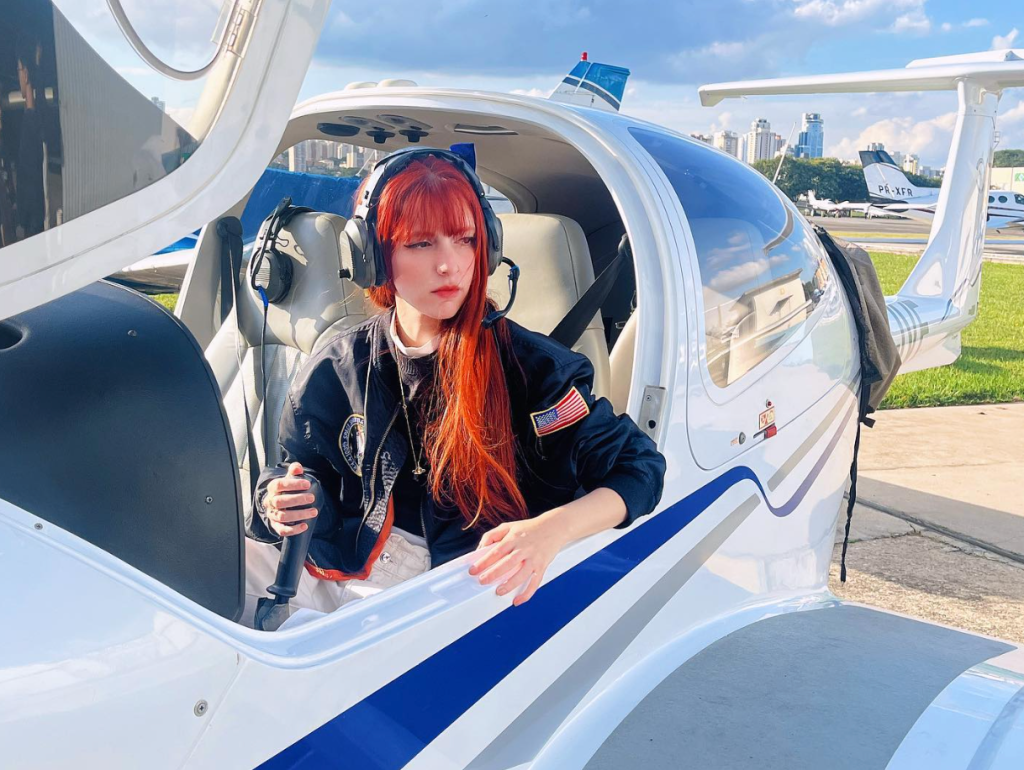 Mulher branca ruiva em avião