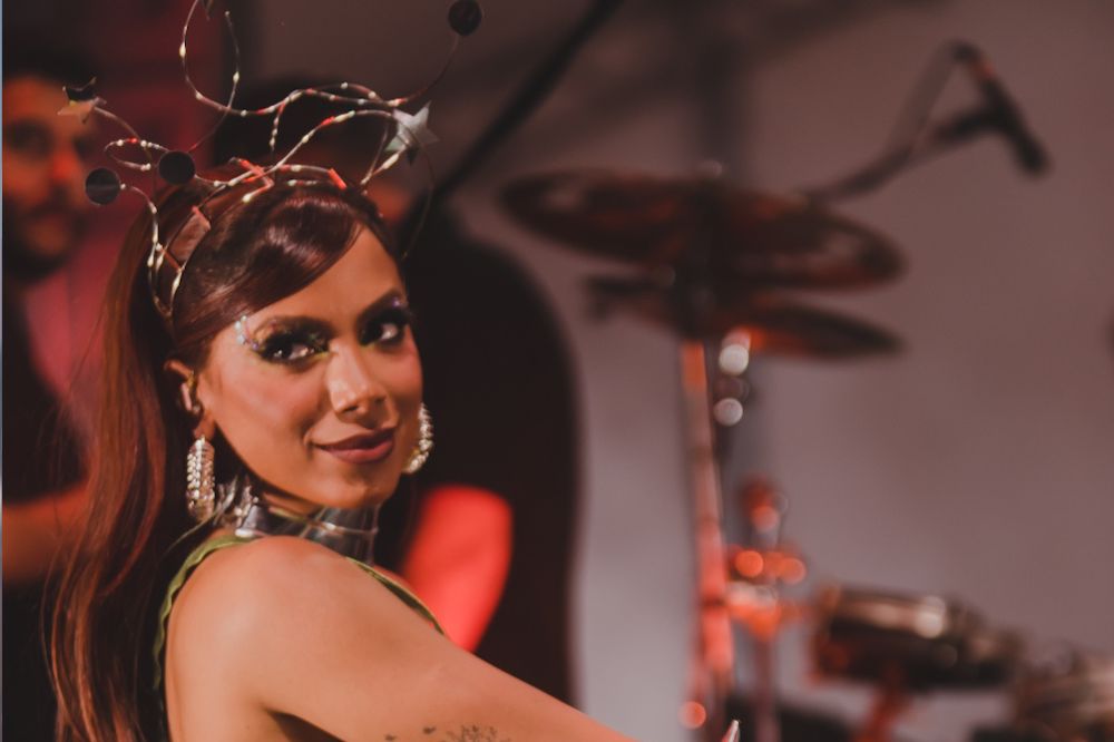 Anitta vai homenagear escolas de samba nos ensaios do Carnaval