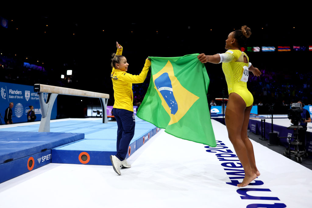 Rebeca Andrade e Flávia Saraiva ocupam pódio duplo histórico para o Brasil