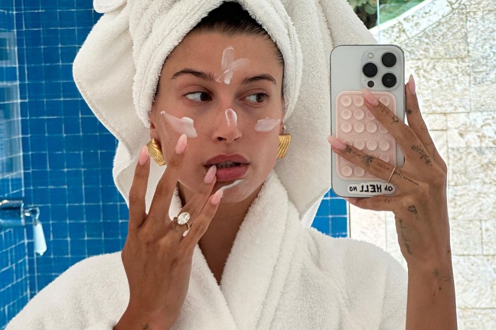 Acessório de celular queridinho de Hailey Bieber é perfeito para vídeo