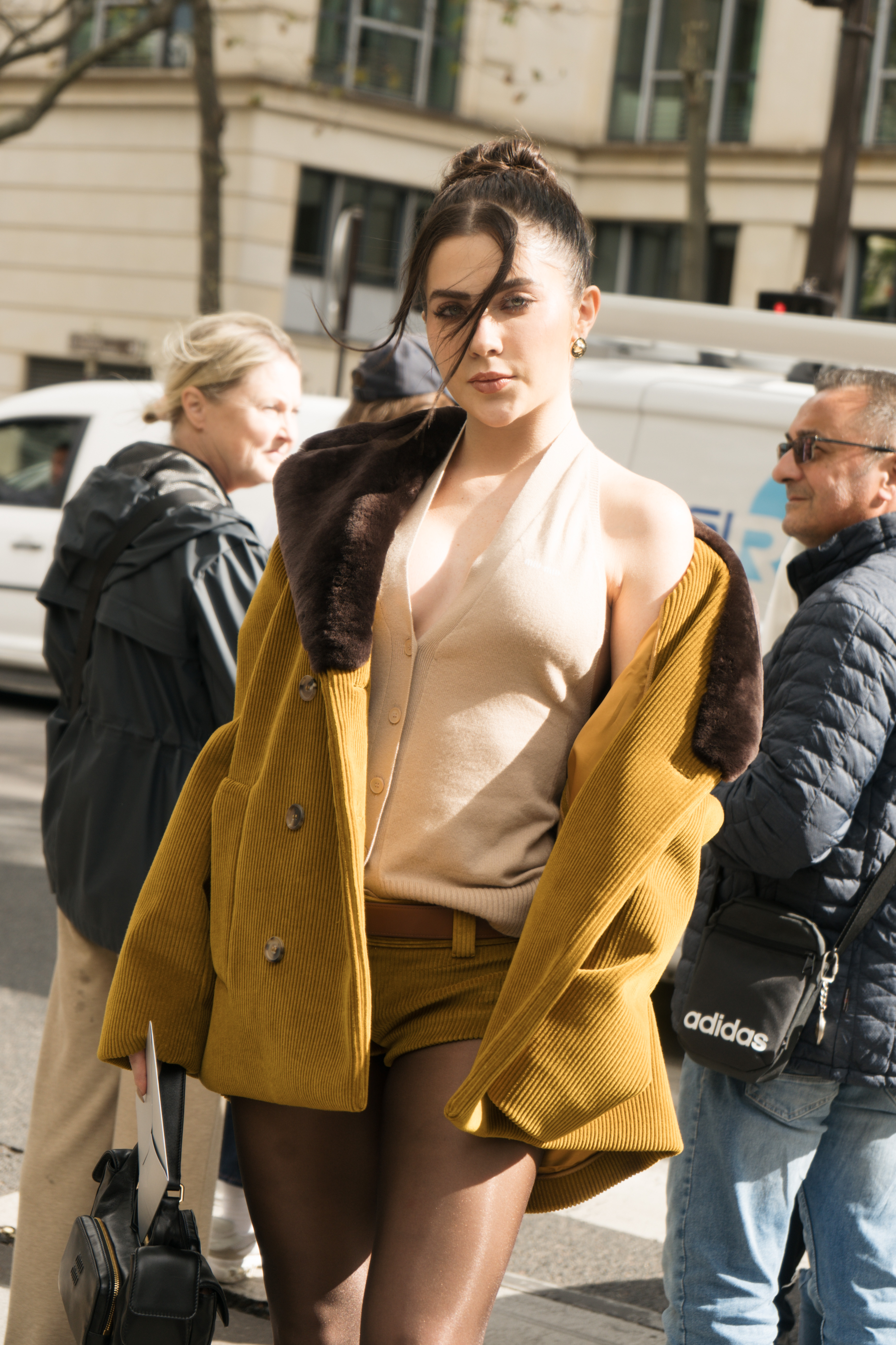 Jade Picon no desfile de primavera-verão 2024 da Miu Miu na semana de moda de Paris