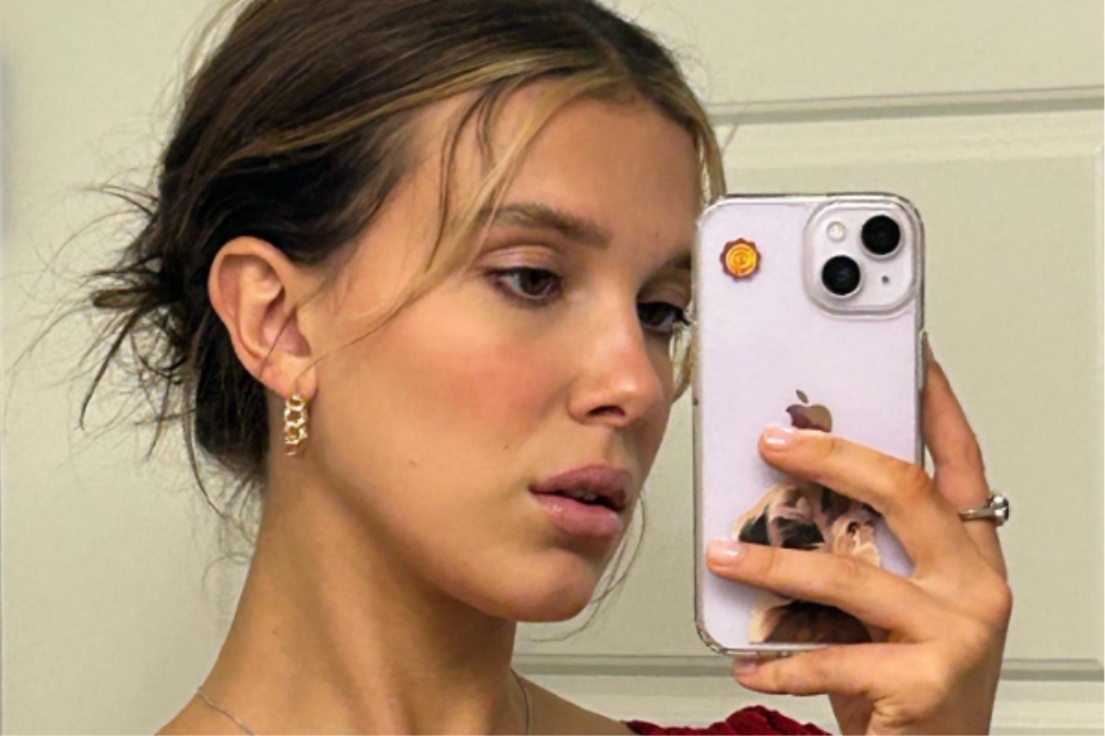 Millie Bobby Brown mostra rosto sem maquiagem e com espinhas em foto