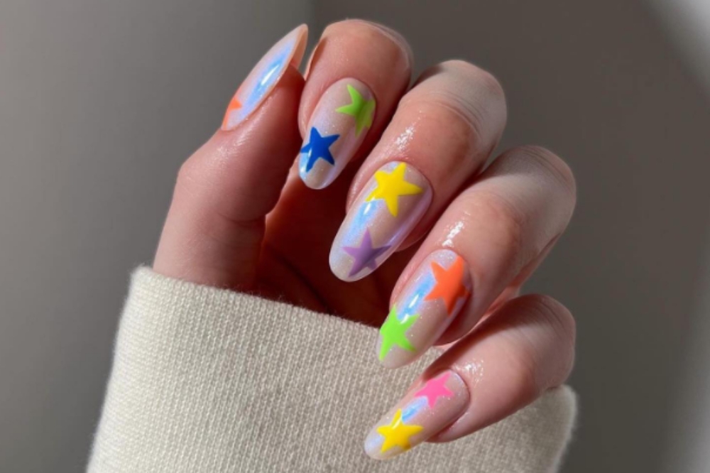 Nail art com estrelinhas coloridas para a primavera