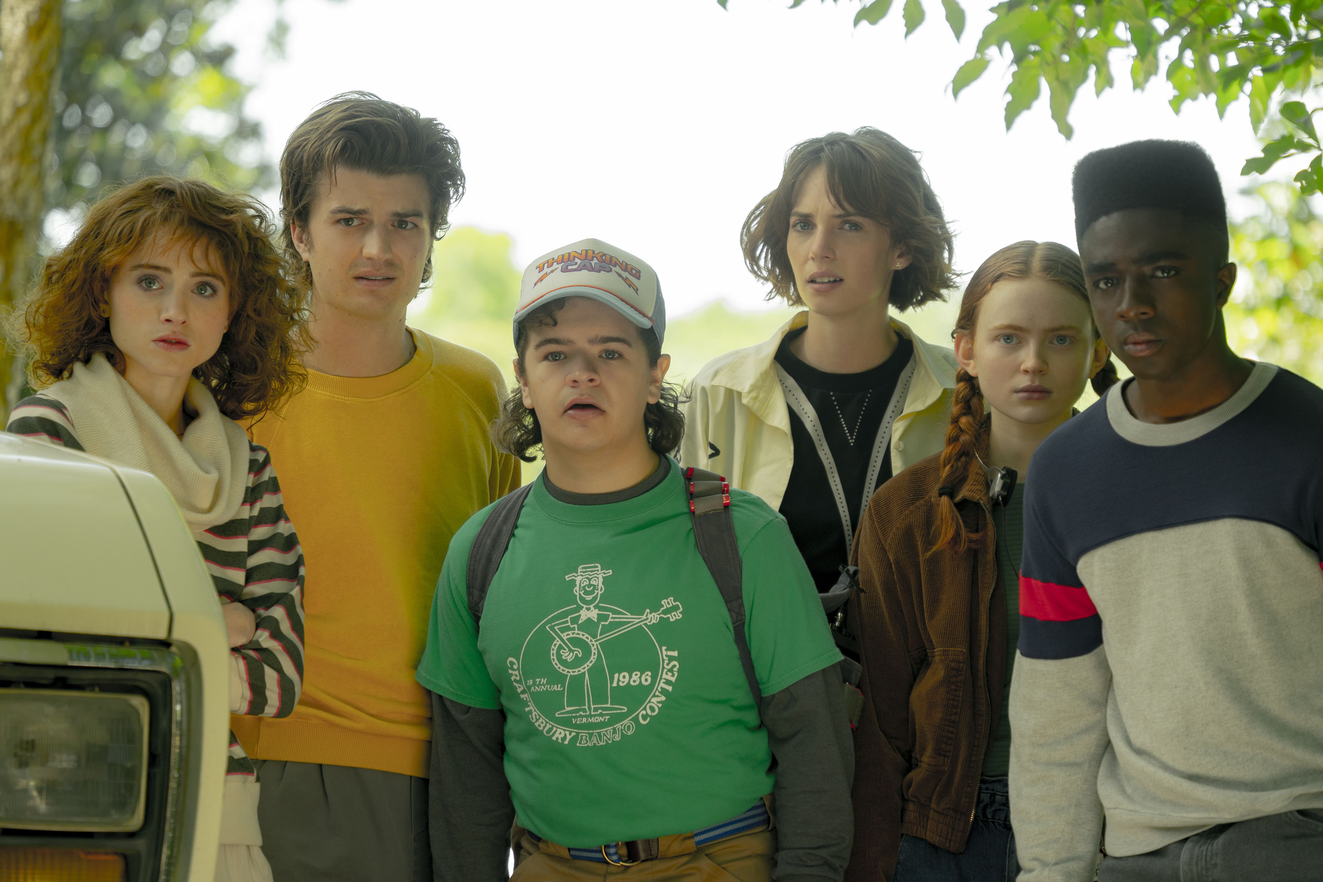 stranger-things-figurino-4a-temporada Cena da 4ª temporada de Stranger Things com Nancy Wheeler (Natalia Dyer), Steve Harrington (Joe Keery), Dustin Henderson (Gaten Matarazzo), Robin Buckley (Maya Hawke), Max Mayfield (Sadie Sink) e Lucas Sinclair (Caleb McLaughlin)