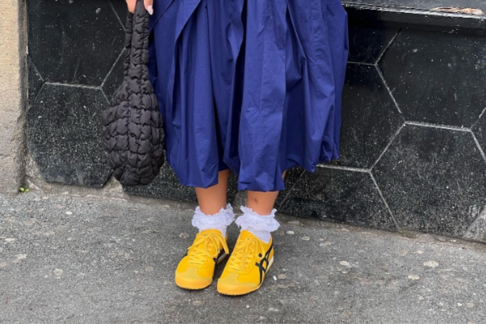 Este tênis amarelo criado há mais de 50 anos é tendência no street style