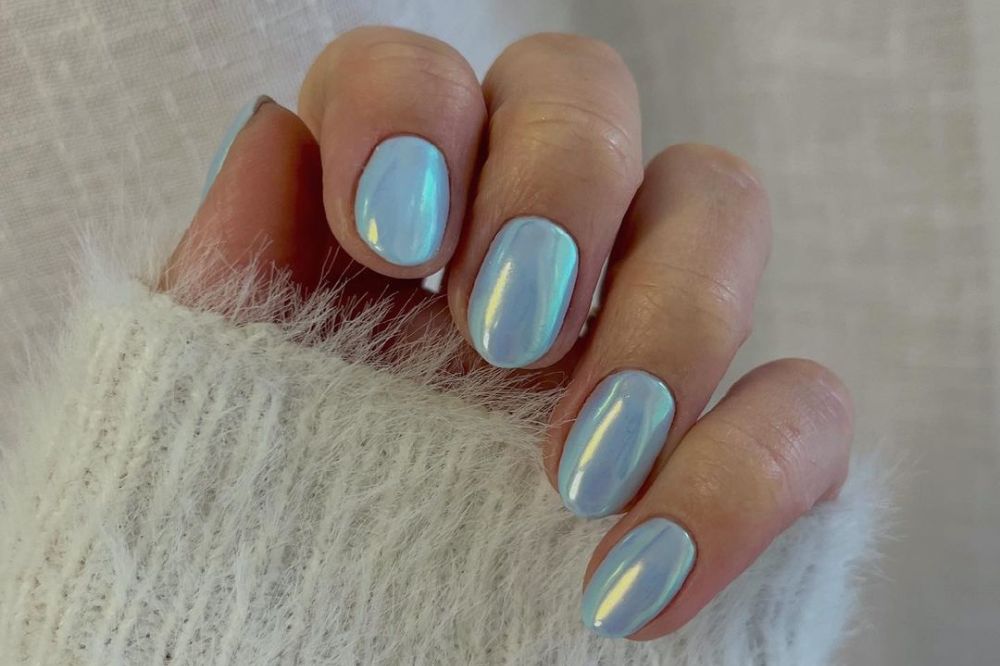 Ideias de nail art com esmalte azul pastel, cor que é tendência do momento