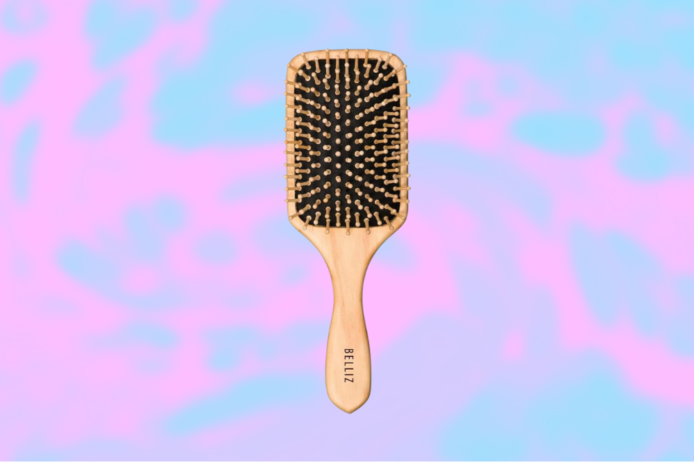_Belliz, Escova Mad Racket com Cerdas de Madeira Belliz, Escova Mad Racket com Cerdas de Madeira Escova de madeira com pinos para reduzir a eletricidade, minimizando o frizz. A base de alumínio agiliza o alisamento e modelagem do cabelo.