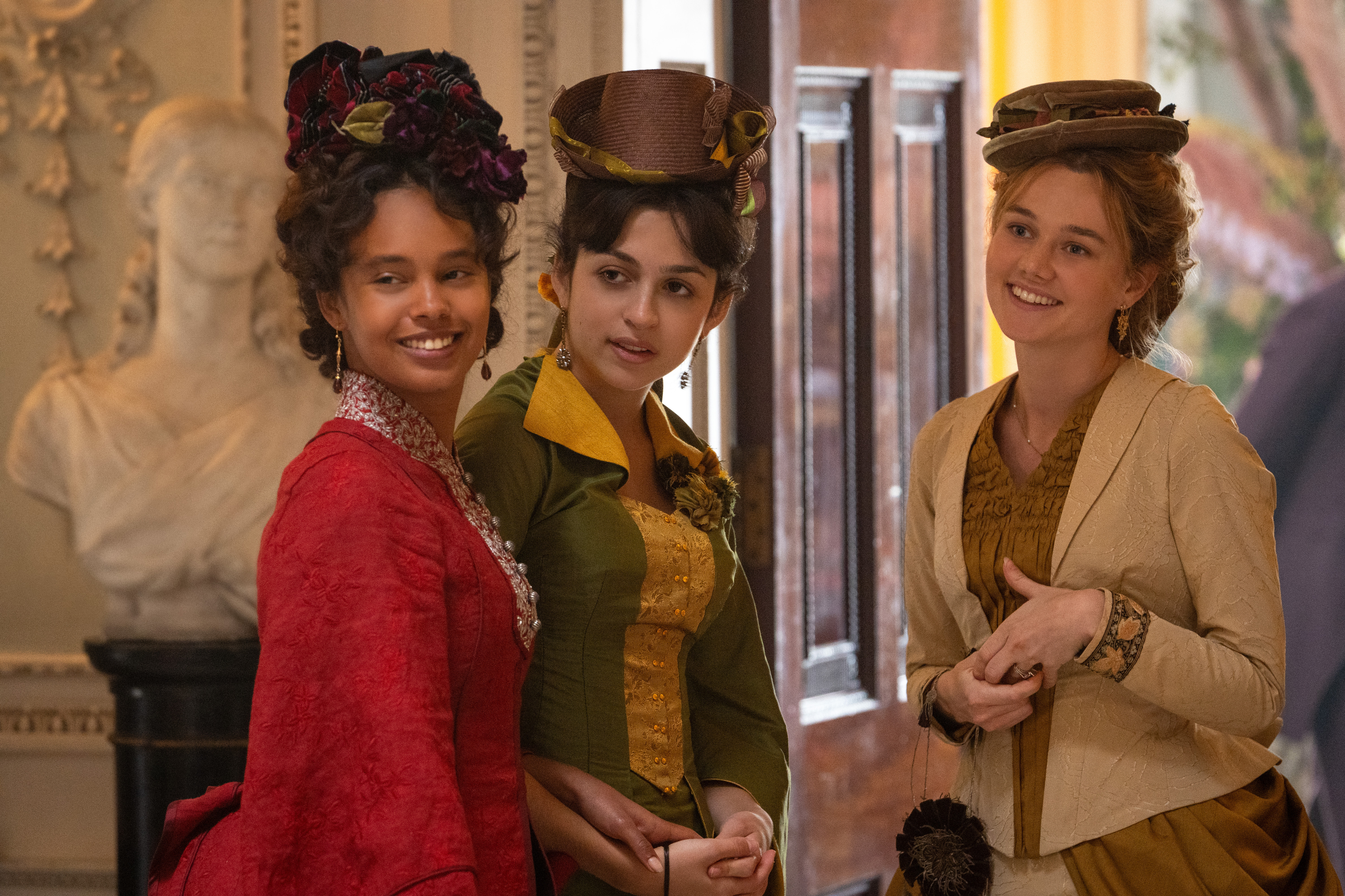 The_Buccaneers_Photo_010403 Conchita Closson (Alisha Boe), Mabel Elmsworth (Josie Totah) e Jinny St. George (Imogen Waterhouse) em 'Os Bucaneiros'
