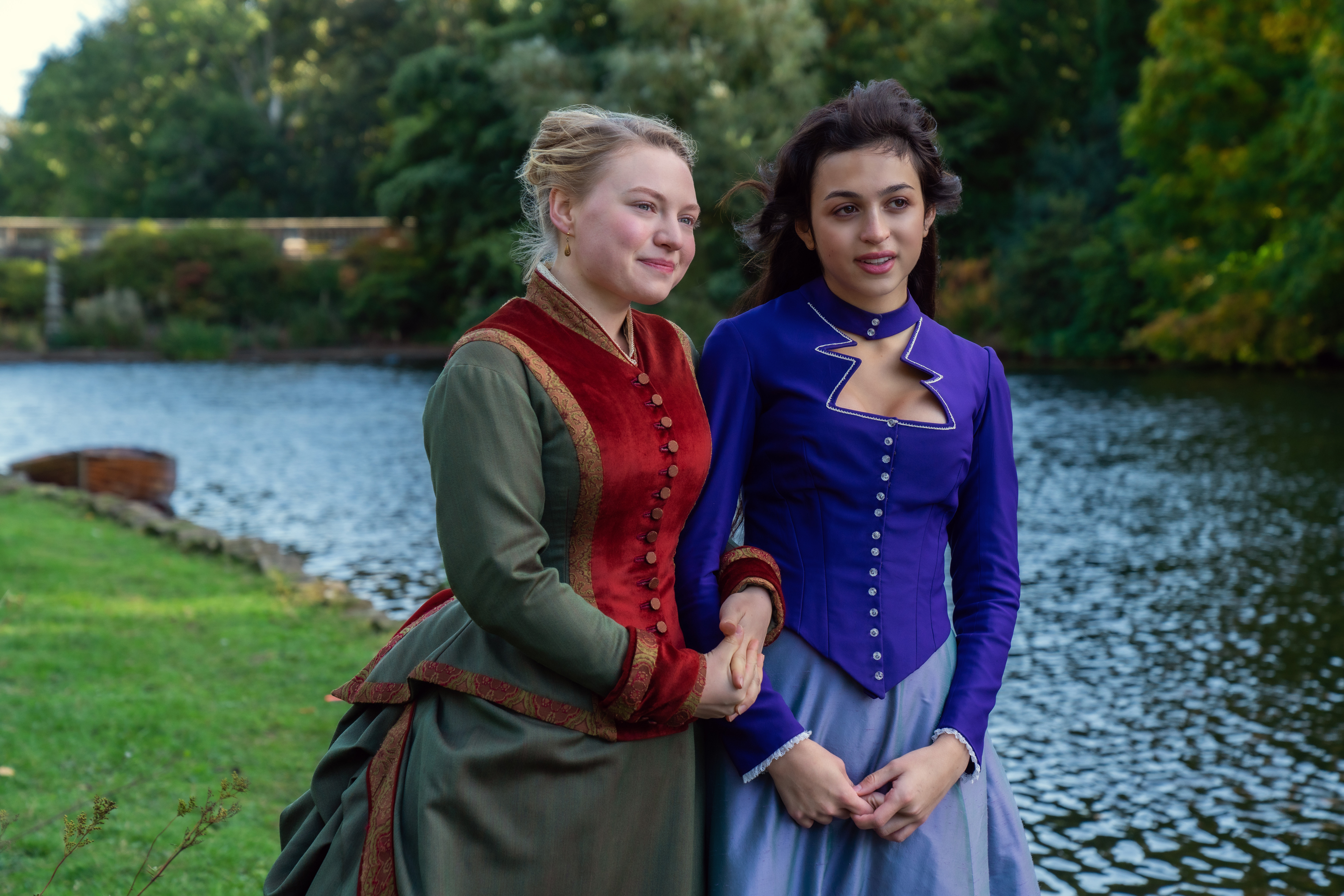 The_Buccaneers_Photo_010503 Honoria Marable (Mia Threapleton) e Mabel Elmsworth (Josie Totah) em 'Os Bucaneiros'