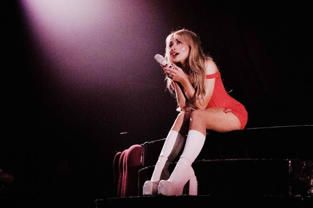 Descobrimos qual é a bota de plataforma favorita da Sabrina Carpenter