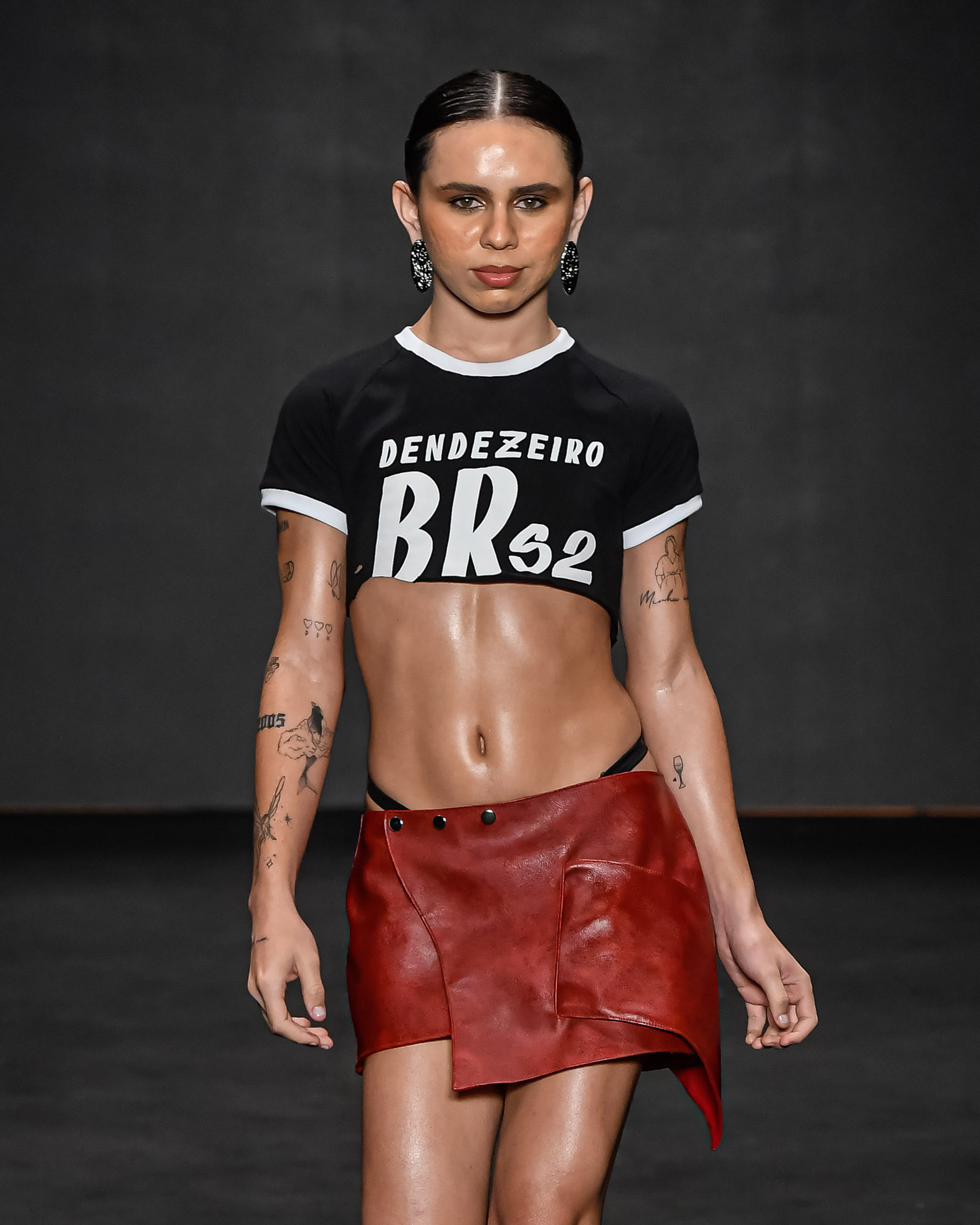 DendezeiroSPFW N56Foto: Ze Takahashi/ @agfotosite Alexia Brito (Bota Pó) no desfile da Dendezeiro no SPFW N56