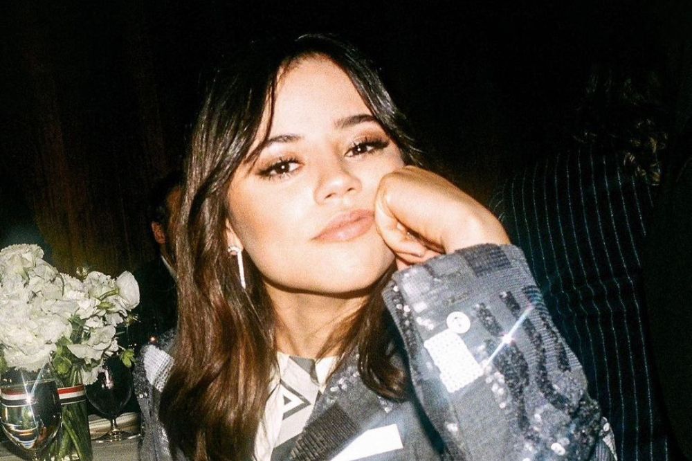 Jenna Ortega usou camiseta diferentona com estampa de ilusão de ótica