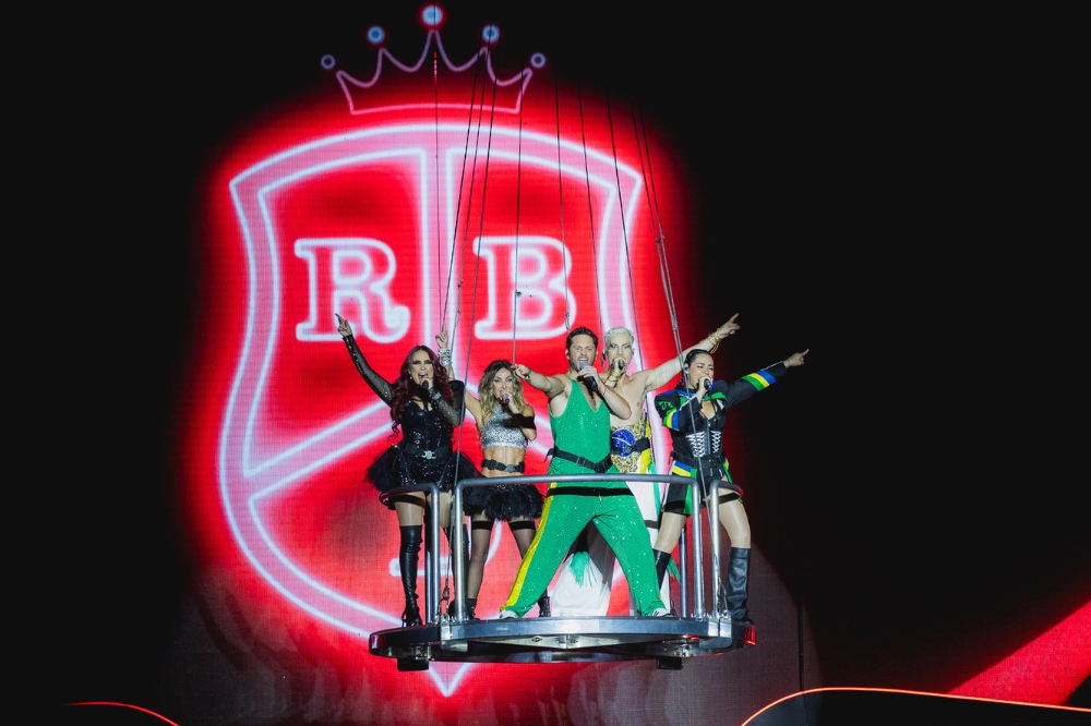 RBD usa looks com referências ao Brasil em 1º show da turnê no país