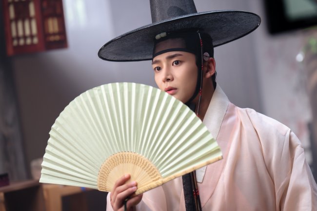 Rowoon Rowoon em cena do k-drama Os Casamenteiros, disponível no Viki.