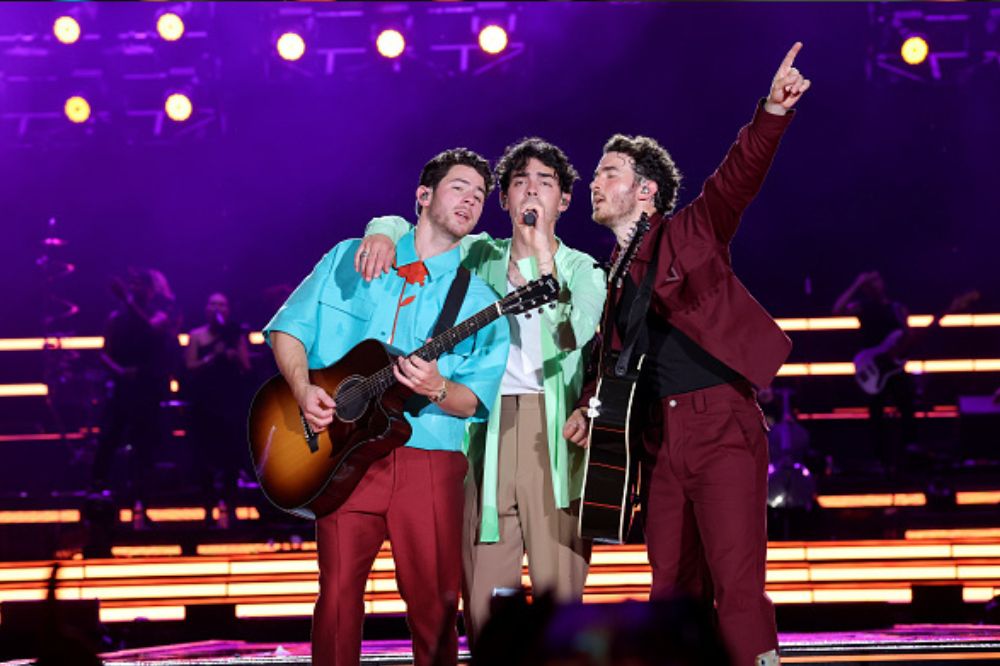 Após 11 anos, Jonas Brothers desembarcam no Brasil e são recebidos por fãs