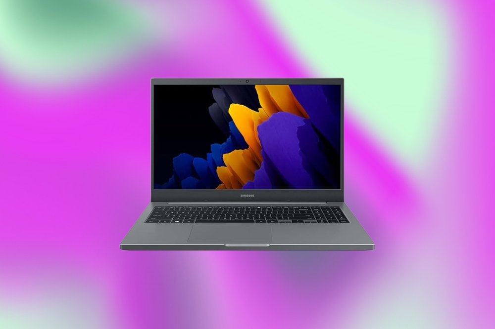 Imagem de um laptop cinza em um fundo roxo e verde claro
