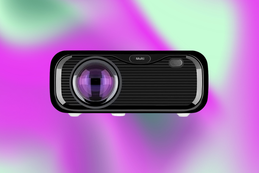 Smart Screen Linux Com Função Projetor 2200 Lumens Multilaser - PJ003 Em um fundo verde e roxo, o projetor é todo preto, e a lente fica na parte da frente