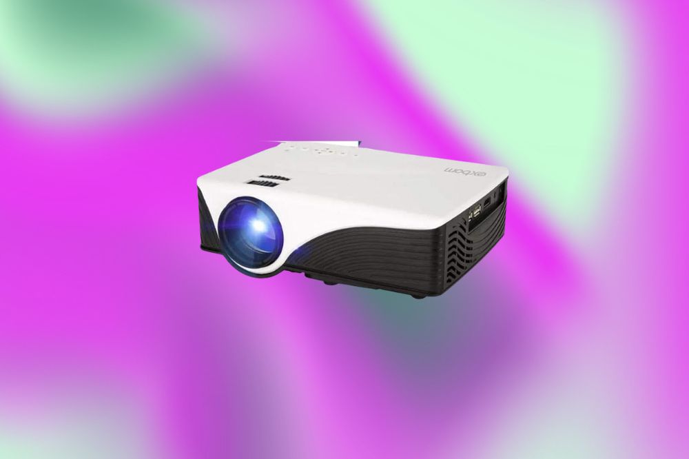 Em um fundo verde e roxo, há um projetor branco e preto, com o visor na frente