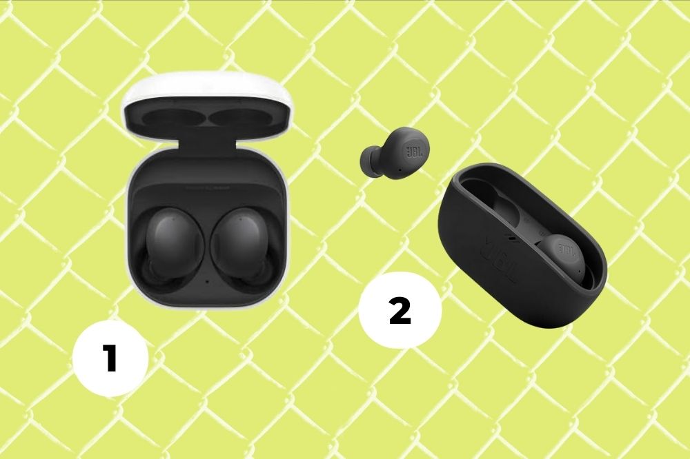 9 fones de ouvido compactos para você curtir as suas músicas onde estiver Dois fones de ouvido preto em um fundo verde claro