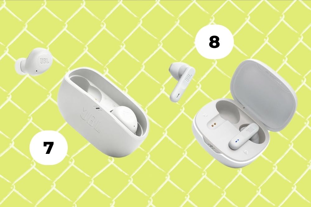 9 fones de ouvido compactos para você curtir as suas músicas onde estiver Dois fones de ouvido branco em um fundo verde claro