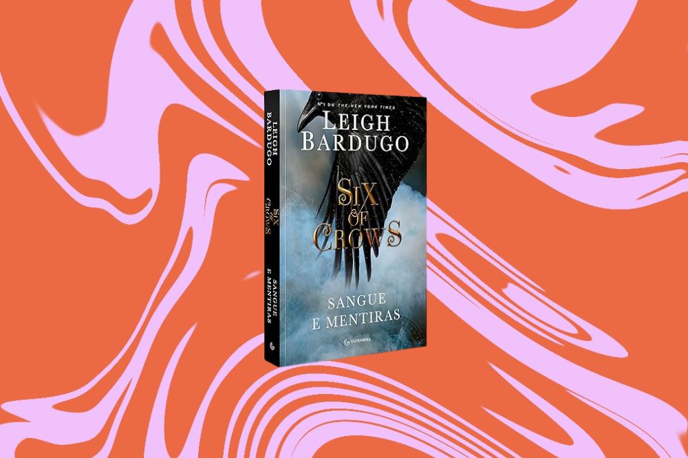 Imagem do livro "Six os Crows", com uma capa preta e azul clara, em um fundo laranja e rosa