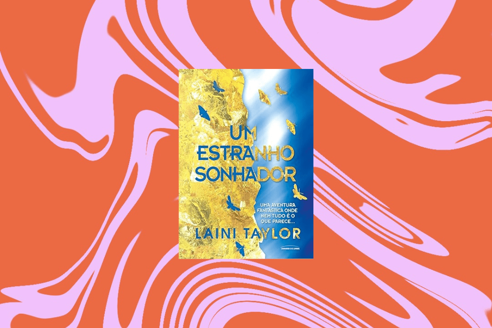 Imagem do livro "Um Estranho Sonhador", com a capa metade azul e metade dourada, em um fundo laranja e rosa
