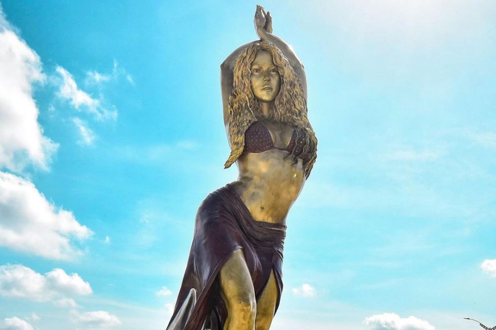 Shakira ganha estátua gigante em sua homenagem na Colômbia