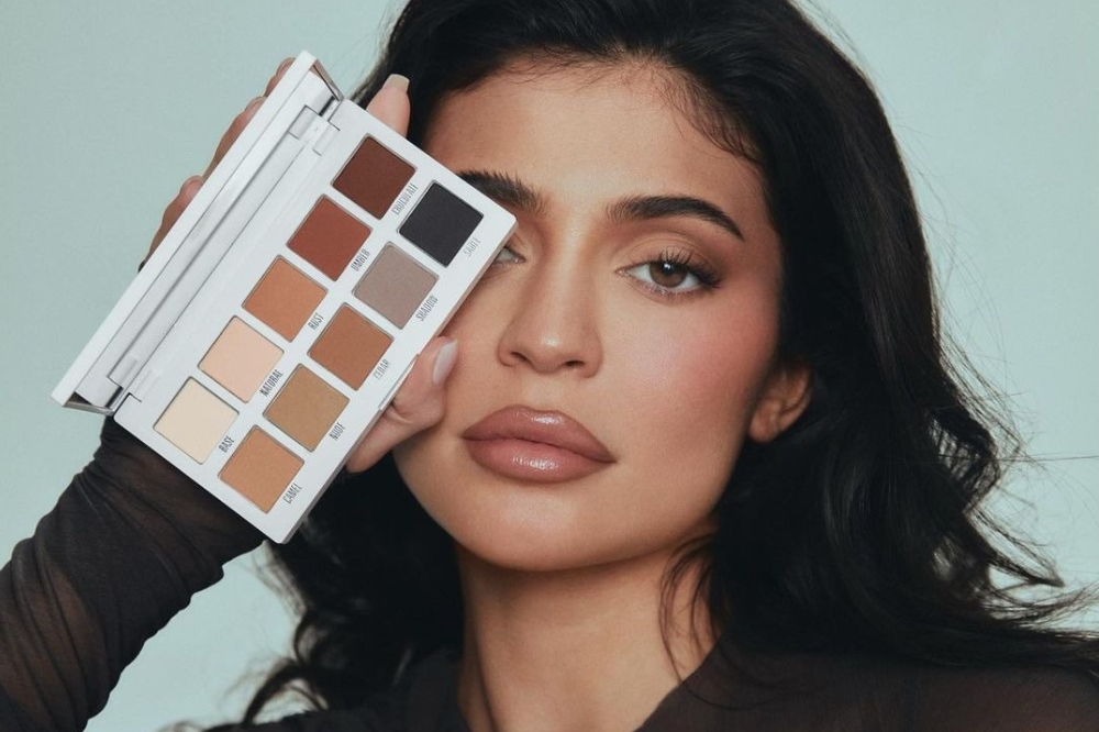 Paleta de sombras neutras e versáteis da Kylie Cosmetics chega ao Brasil