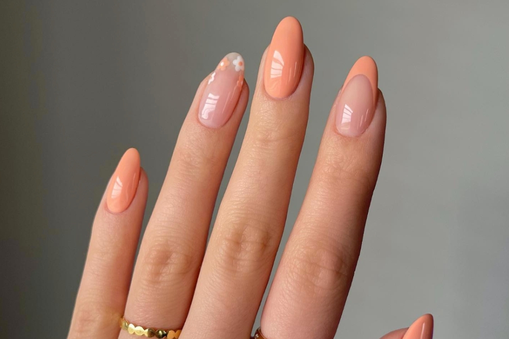 Unhas decoradas com a Cor do Ano 2024 da Pantone