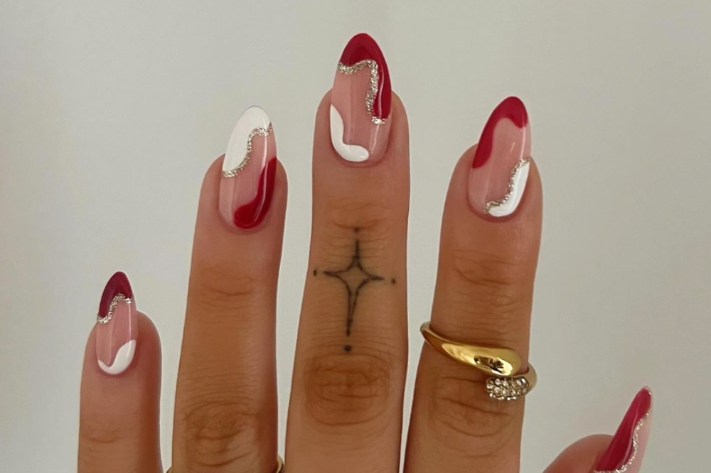 23 ideias de unhas minimalistas decoradas para o Natal