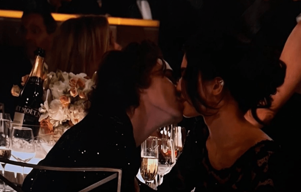 Kylie Jenner e Timothée Chalamet se beijam durante o Globo de Ouro