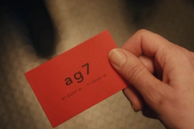 Easter Egg em ‘yes, and?’ Cartão vermelho com coordenadas geográficas