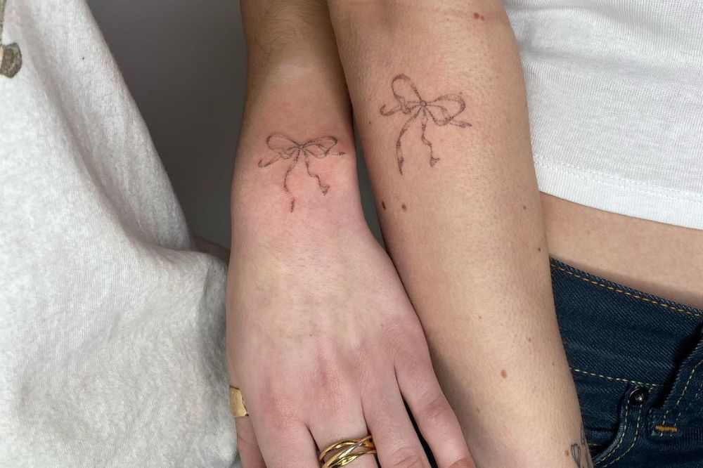 Com vibe romântica e delicada, laços voltam a ser tendência de tatuagem