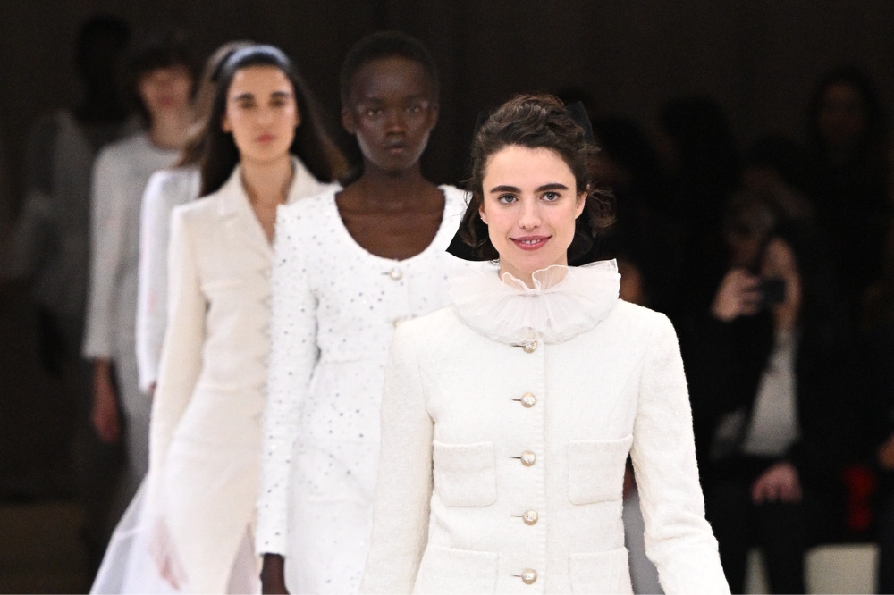 Desfile da Chanel traz inspirações do balé e tendência do ultrafeminino