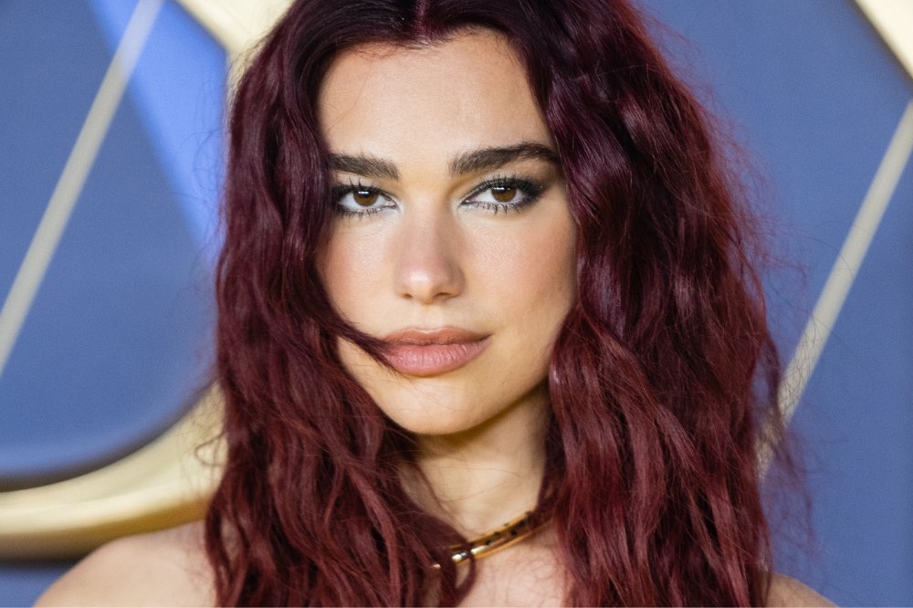 Dua Lipa aposta nas unhas com desenho de ‘aura’ que são tendência