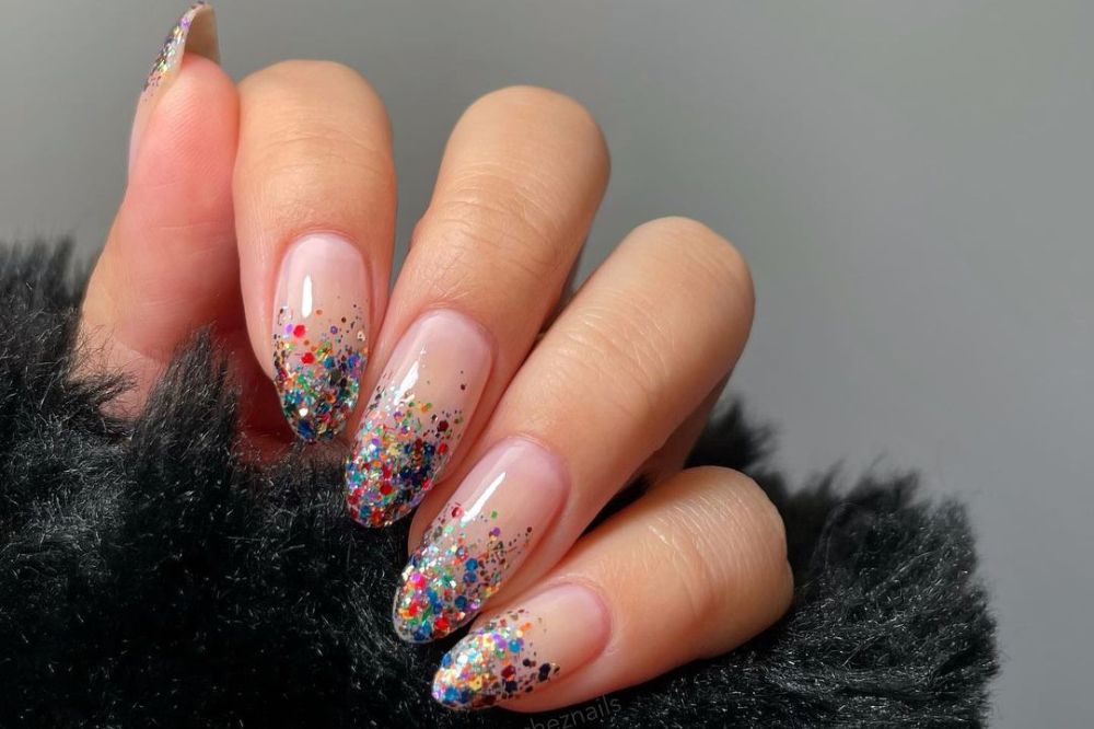 Estas ideias de unhas brilhantes vão turbinar o seu look de Carnaval