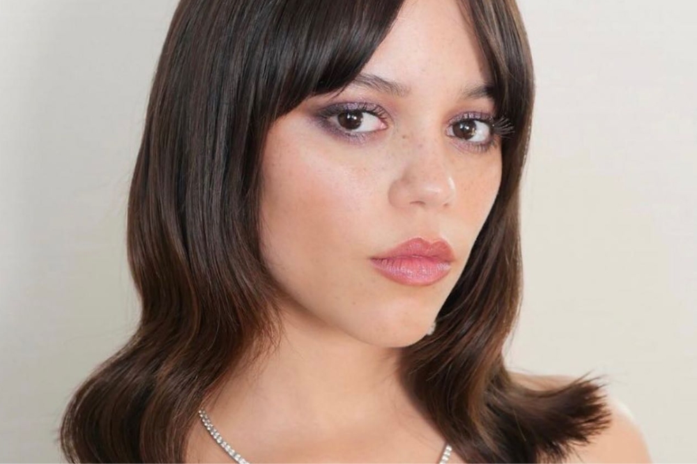 Provamos que a tendência das unhas minimalistas conquistou Jenna Ortega