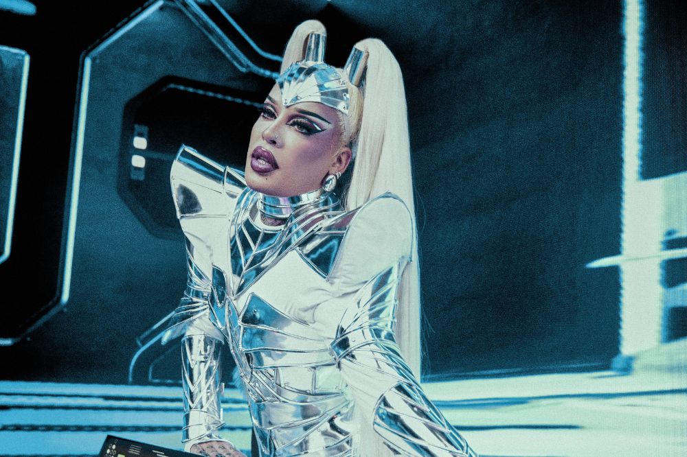 Novo clipe de Gloria Groove traz Xuxa como vilã e referência aos games