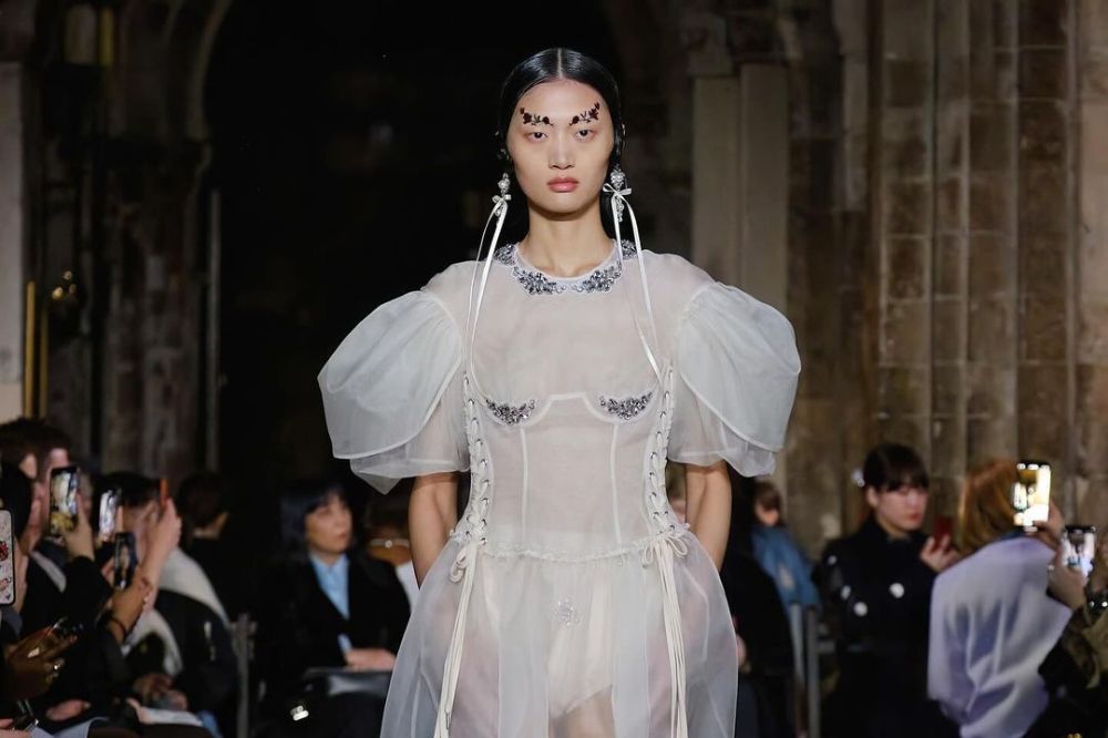 Laços, corsets e outros elementos coquette marcam desfile de Simone Rocha