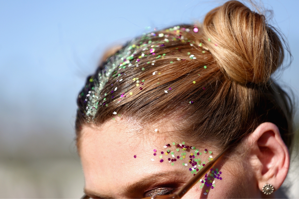 Cabelo preso em dois coques na cabeça com glitter na raiz