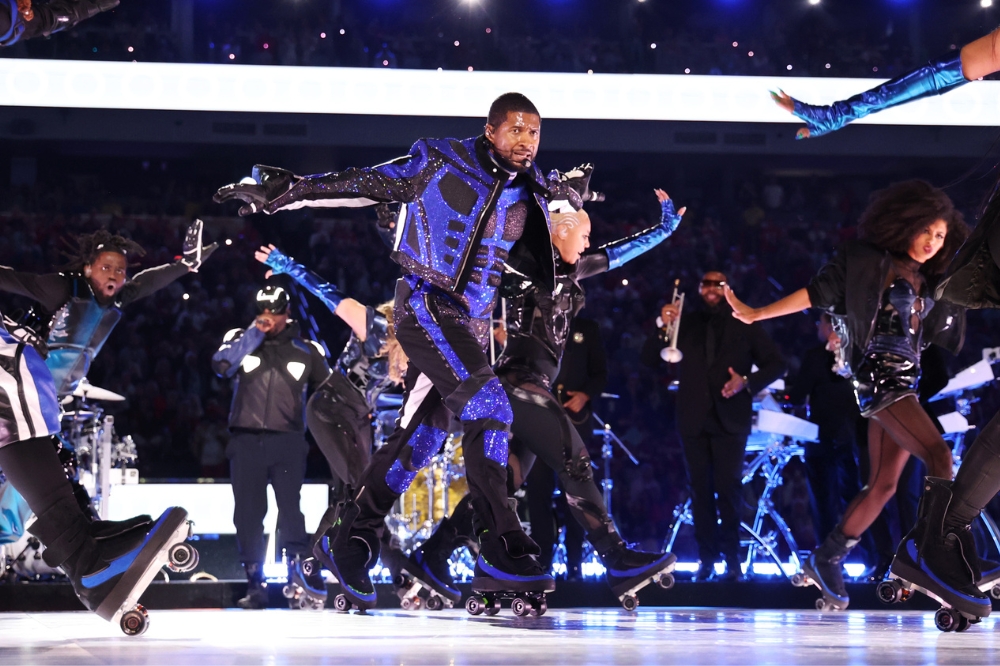 Super Bowl: Usher faz show de patins e canta hits com H.E.R e Alicia Keys