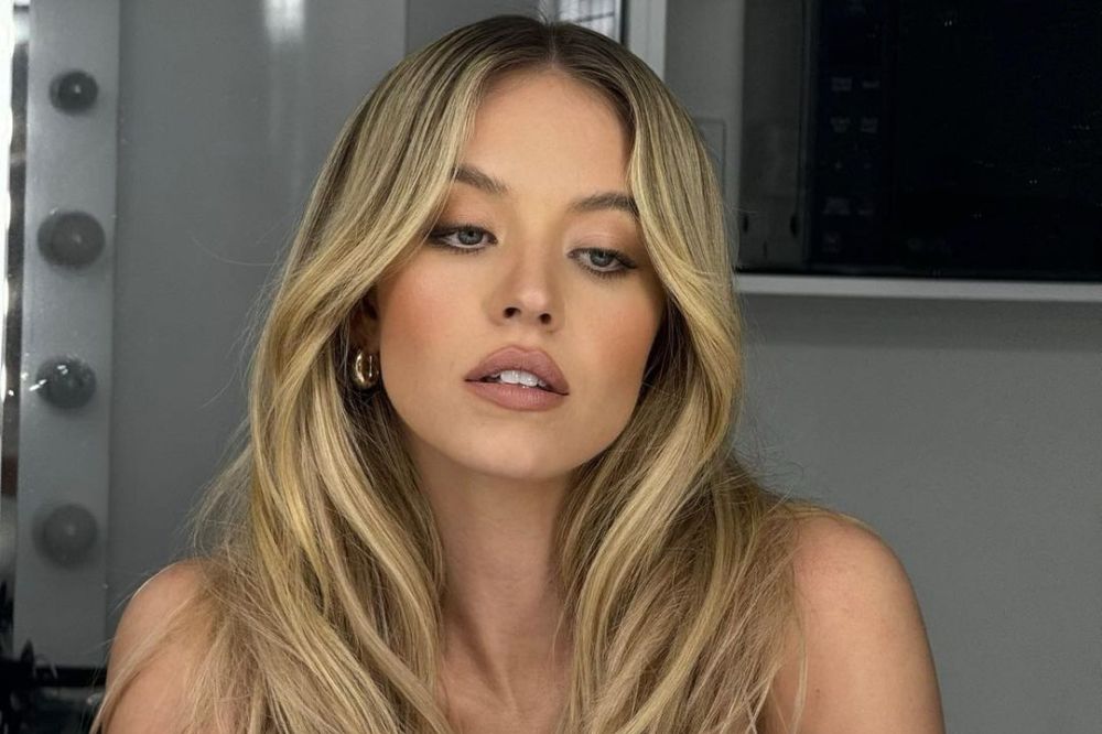 A calça jeans de Sydney Sweeney em Todos Menos Você bombou na internet