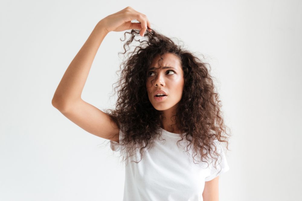 As melhores dicas de como fazer umectação no cabelo cacheado em casa