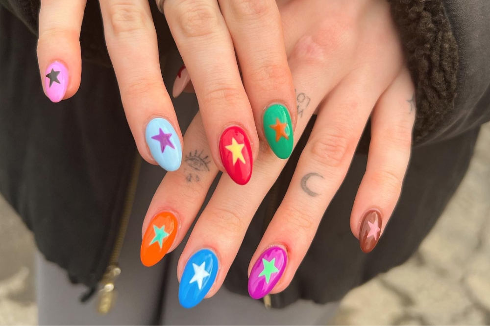 23 ideias de unhas decoradas com estrelas para se inspirar