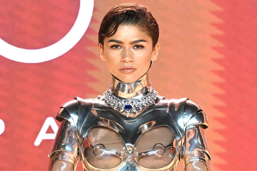 Zendaya surpreende com armadura robótica prata em première de Duna 2