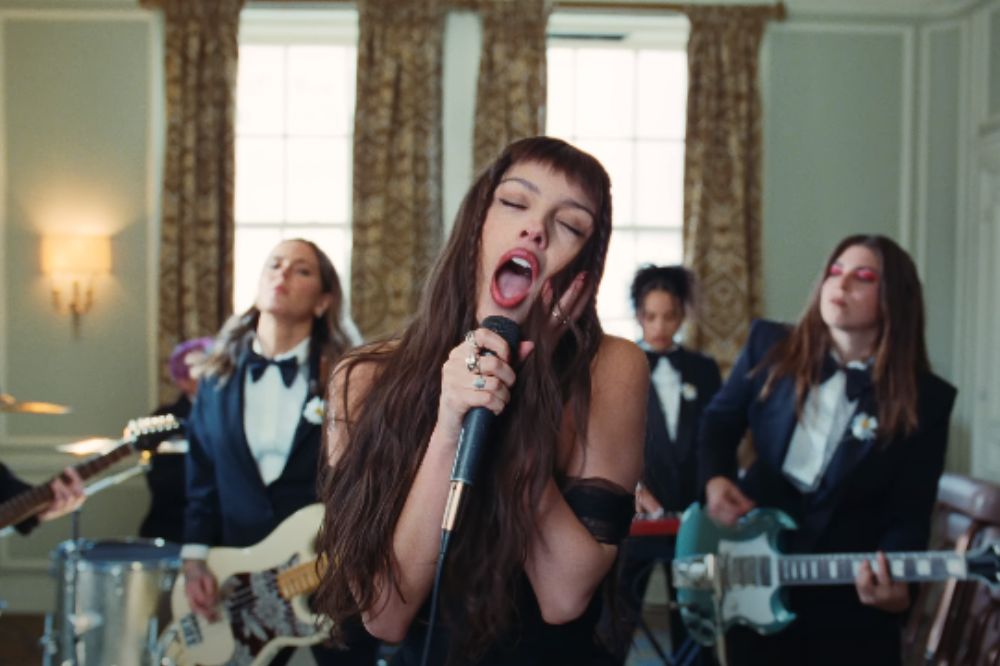 Olivia Rodrigo lança deluxe de ‘GUTS’ e clipe icônico para ‘obsessed’