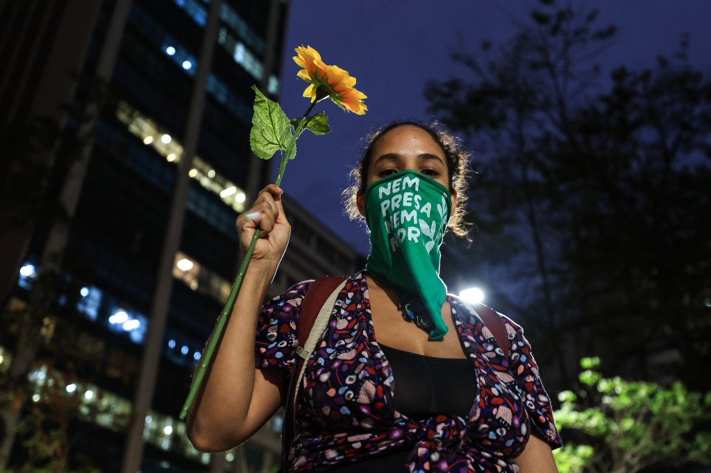 O que é justiça reprodutiva e a sua importância no debate sobre aborto