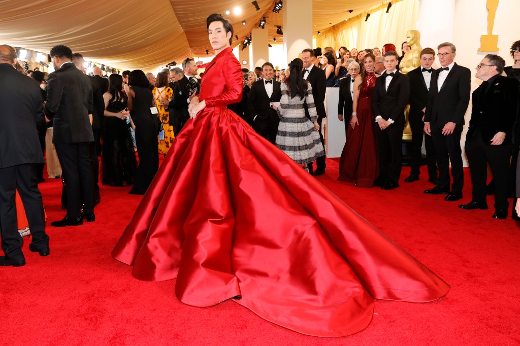 Eugene Lee Yang ousa ao usar blaser e saia no red carpet do Oscar 2024