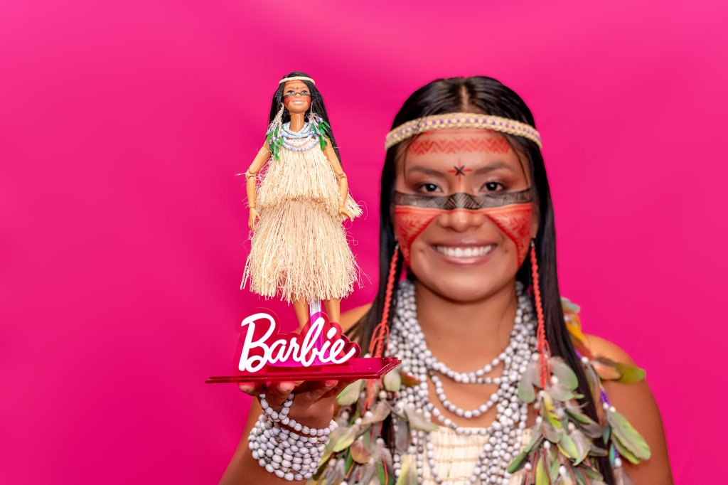 Conheça Maira Gomez, a primeira Barbie indígena do Brasil