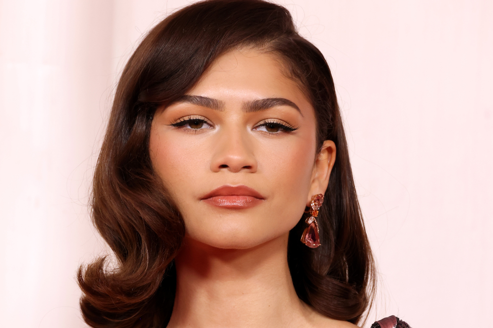 Zendaya arrasa no tapete vermelho com vestido da Armani Privé